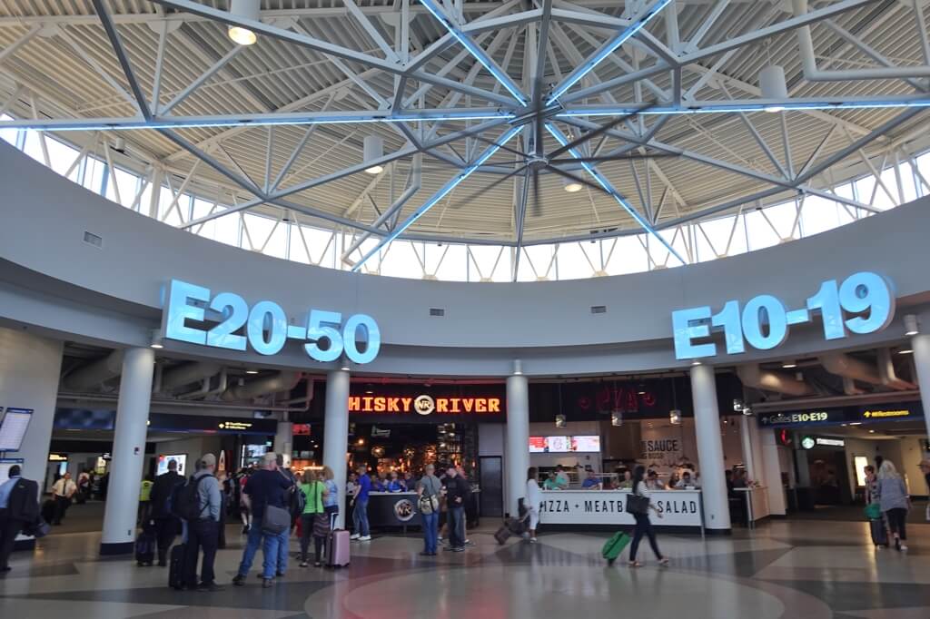 シャーロット空港乗り継ぎ体験談、CLTターミナル写真 まつきよカフェ