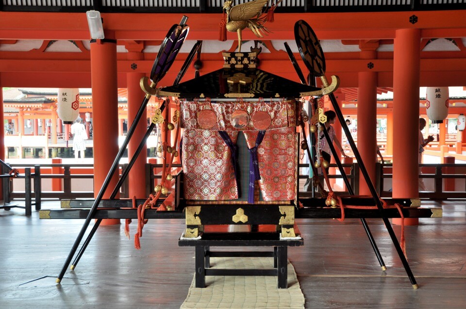 厳島神社・JRフェリーと大鳥居の写真