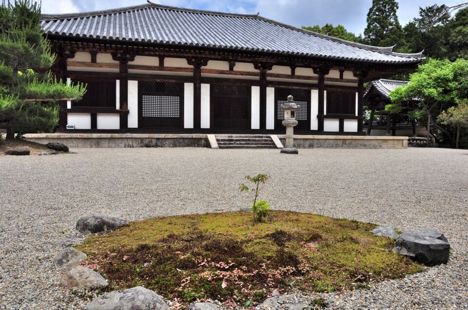秋篠寺の伎芸天立像写真