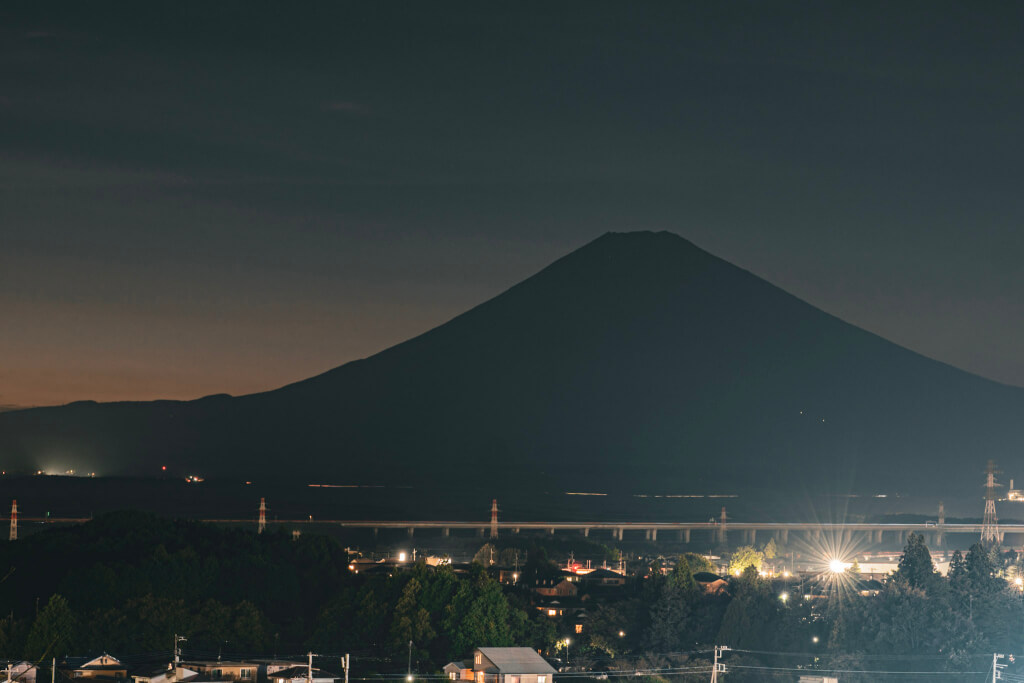 ありがた山の夜景富士山