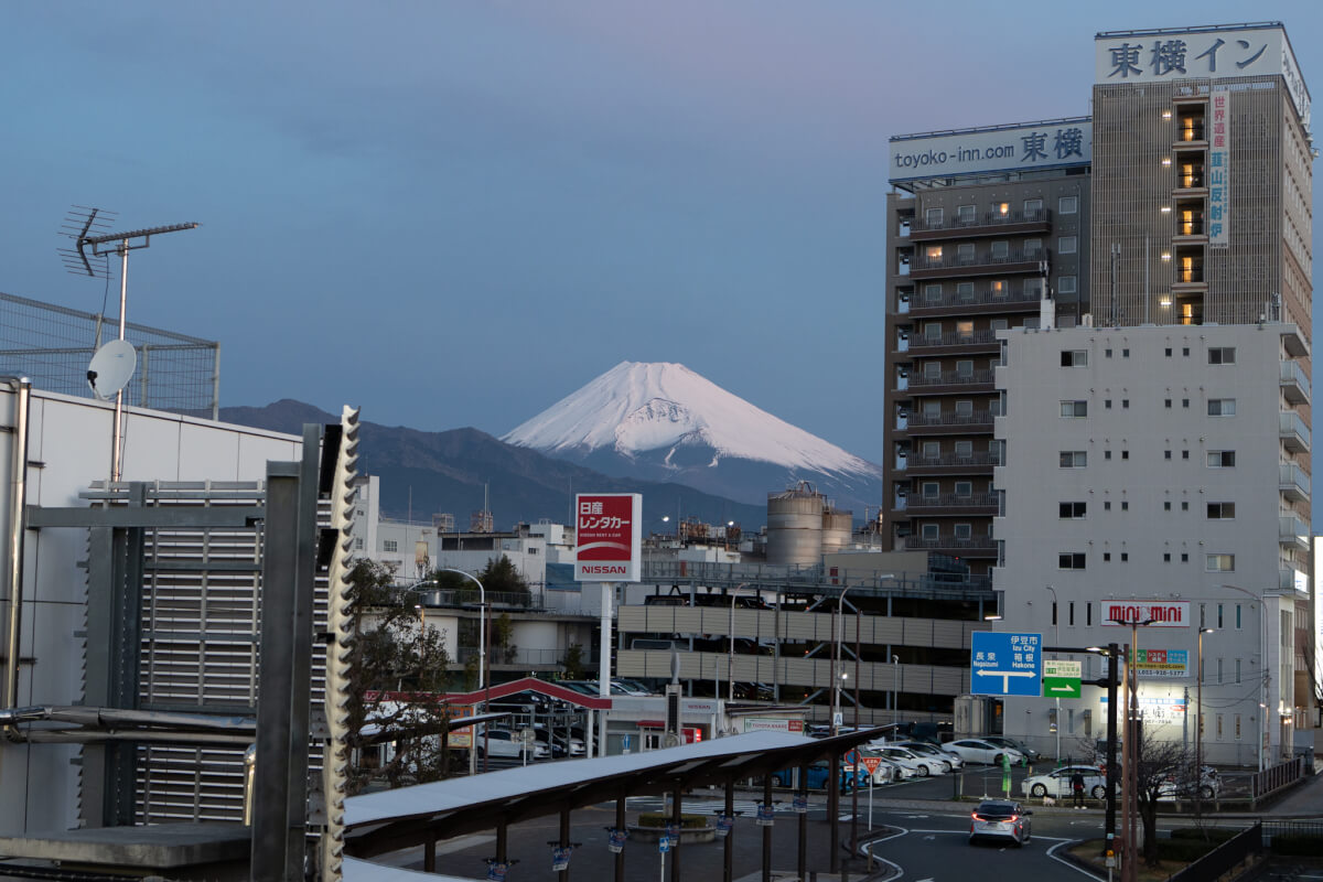 三島駅新幹線プラットフォームからの富士山写真