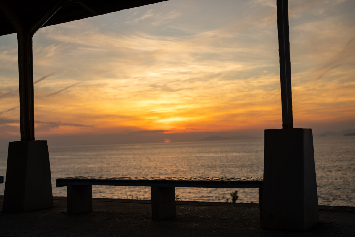 下灘駅の夕日写真撮影スポット伊予灘と無人駅