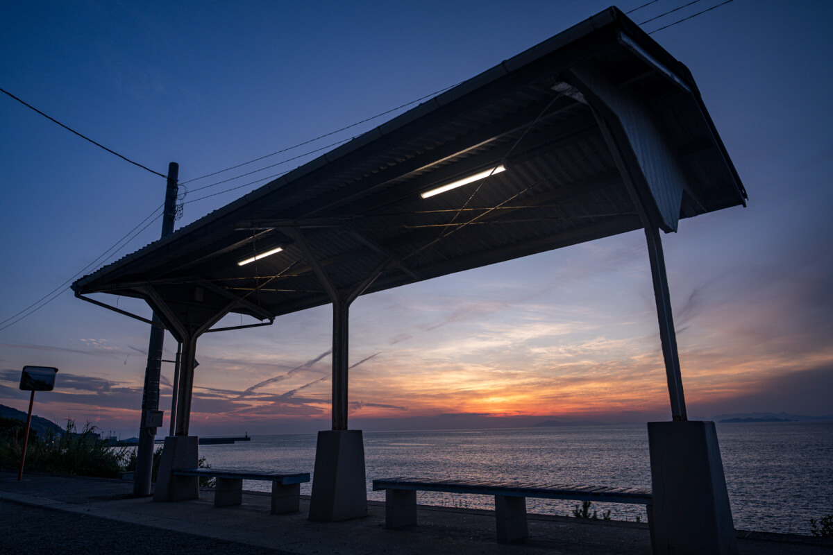 下灘駅の夕日写真撮影スポット伊予灘と無人駅