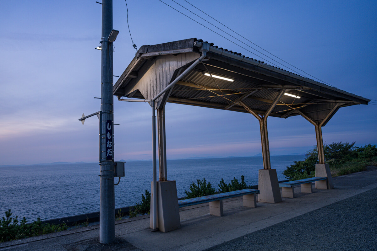 下灘駅の夕日写真撮影スポット伊予灘と無人駅