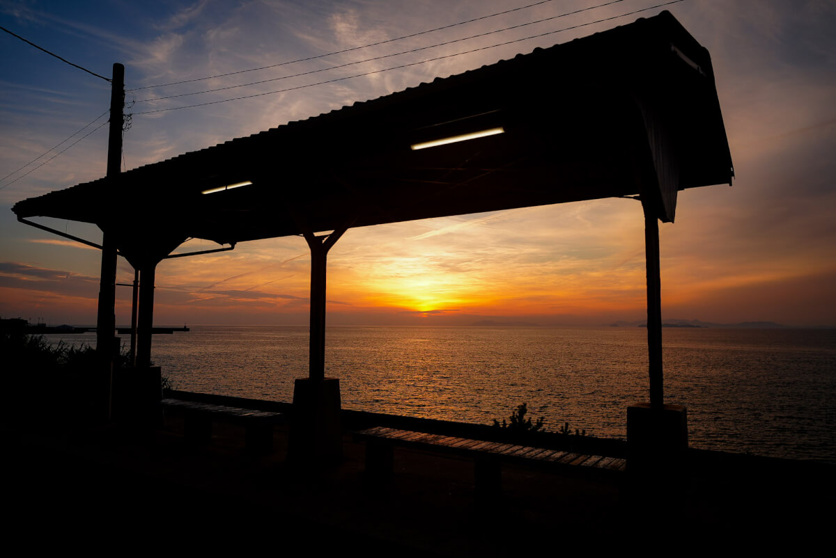 下灘駅の夕日写真撮影スポット伊予灘と無人駅