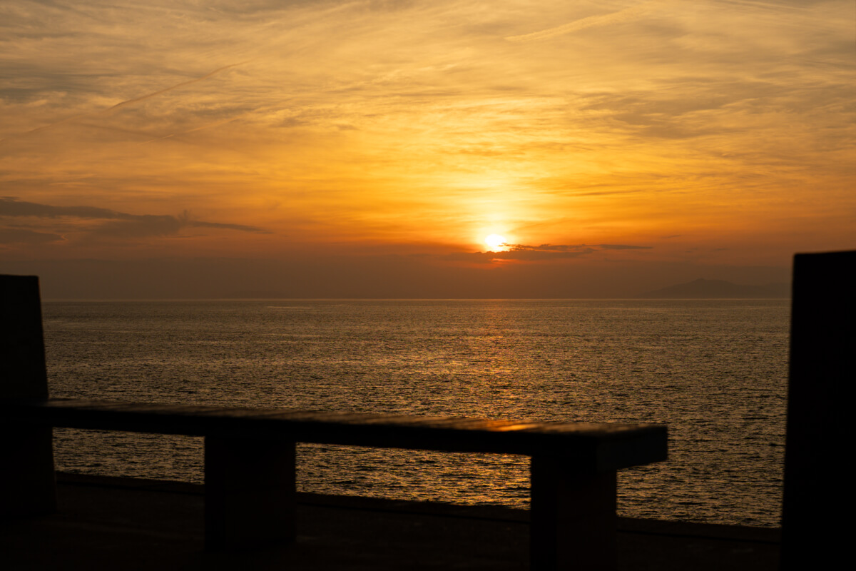 下灘駅の夕日写真撮影スポット伊予灘と無人駅