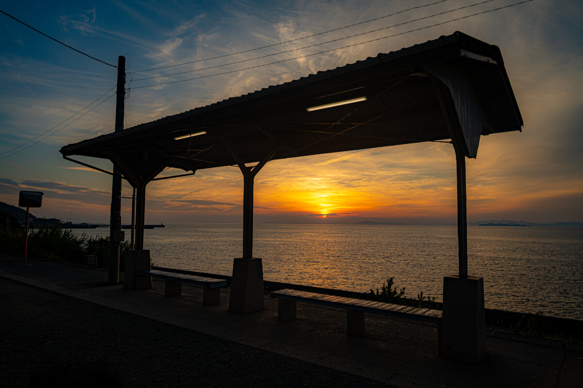下灘駅の夕日写真撮影スポット伊予灘と無人駅