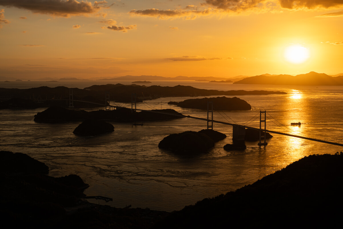 亀老山展望公園は夕日写真撮影スポット来島海峡大橋瀬戸内海