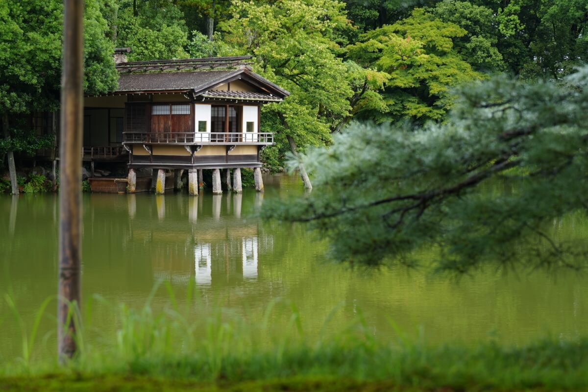 兼六園徽軫灯籠霞ヶ池写真
