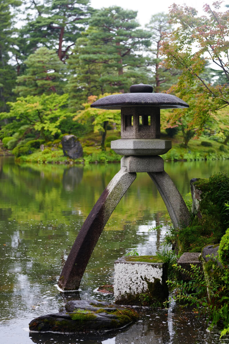 兼六園徽軫灯籠霞ヶ池写真