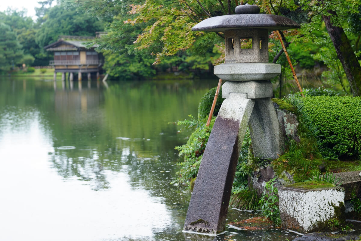 兼六園徽軫灯籠霞ヶ池写真