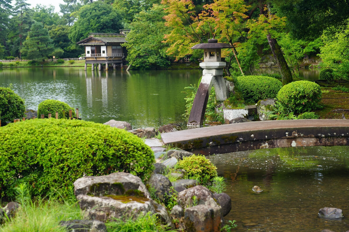 兼六園徽軫灯籠霞ヶ池写真