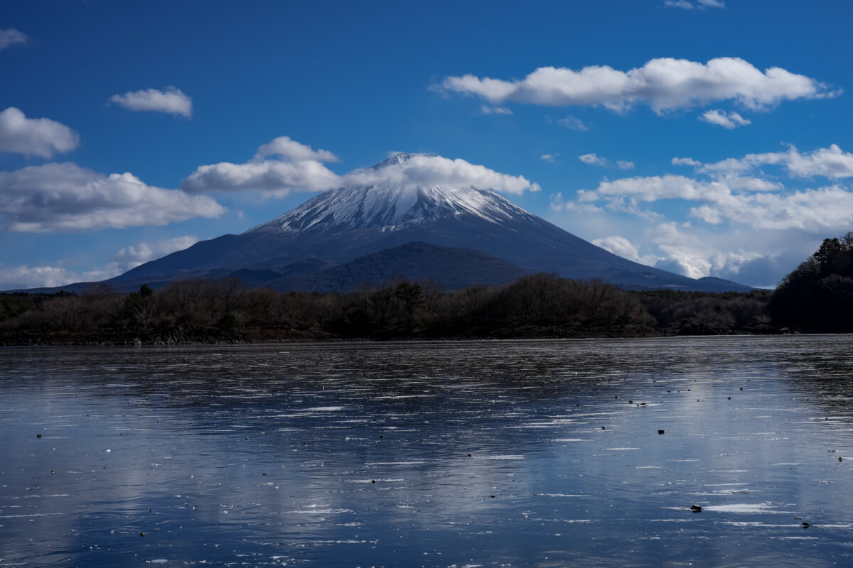 凍結した精進湖富士山写真