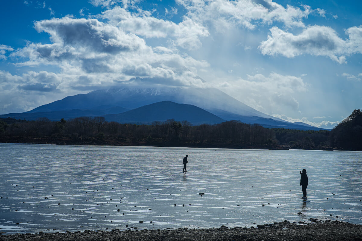 凍結した精進湖富士山写真
