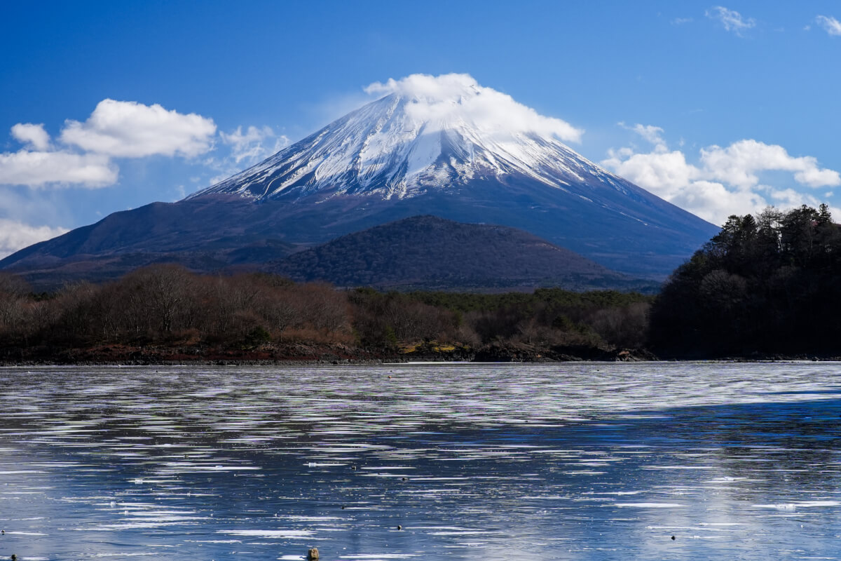 凍結した精進湖富士山写真