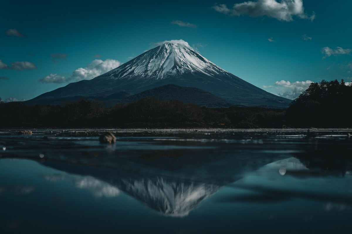 凍結した精進湖富士山写真