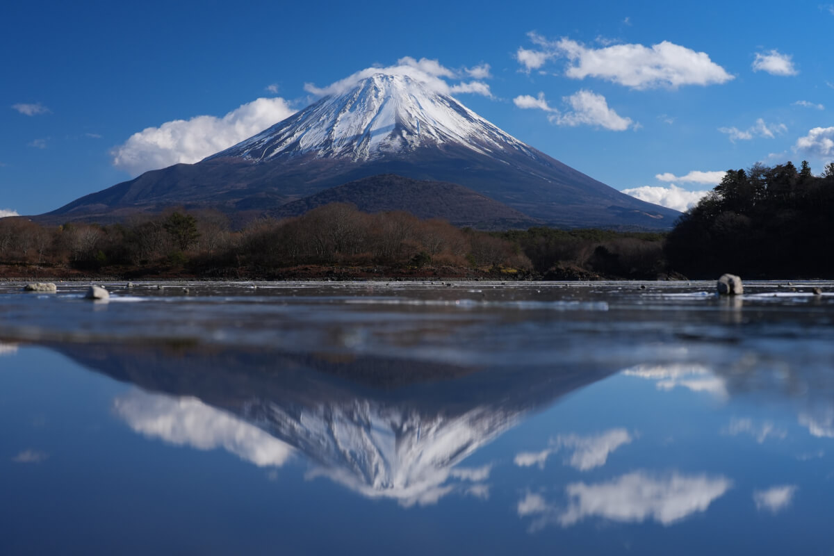 凍結した精進湖富士山写真
