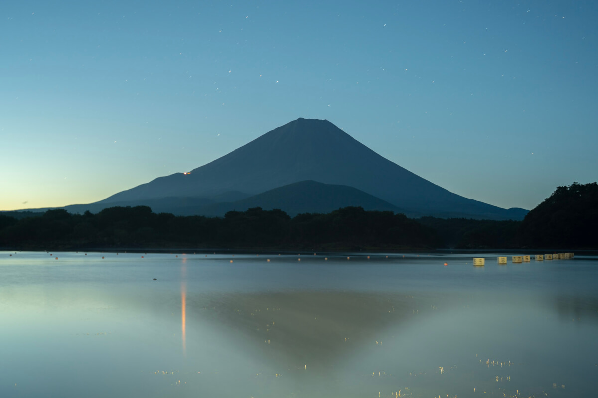夏早朝の精進湖他手合浜の富士山