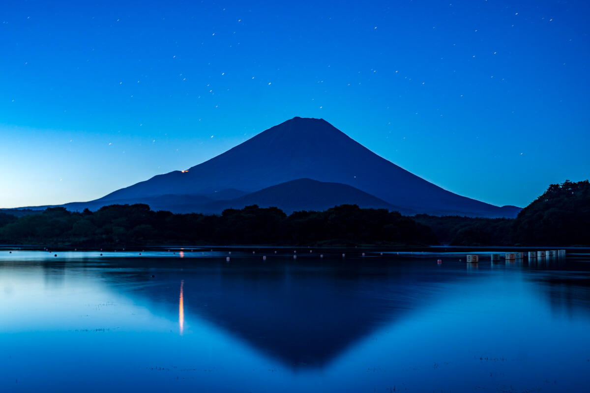 夏早朝の精進湖他手合浜の富士山