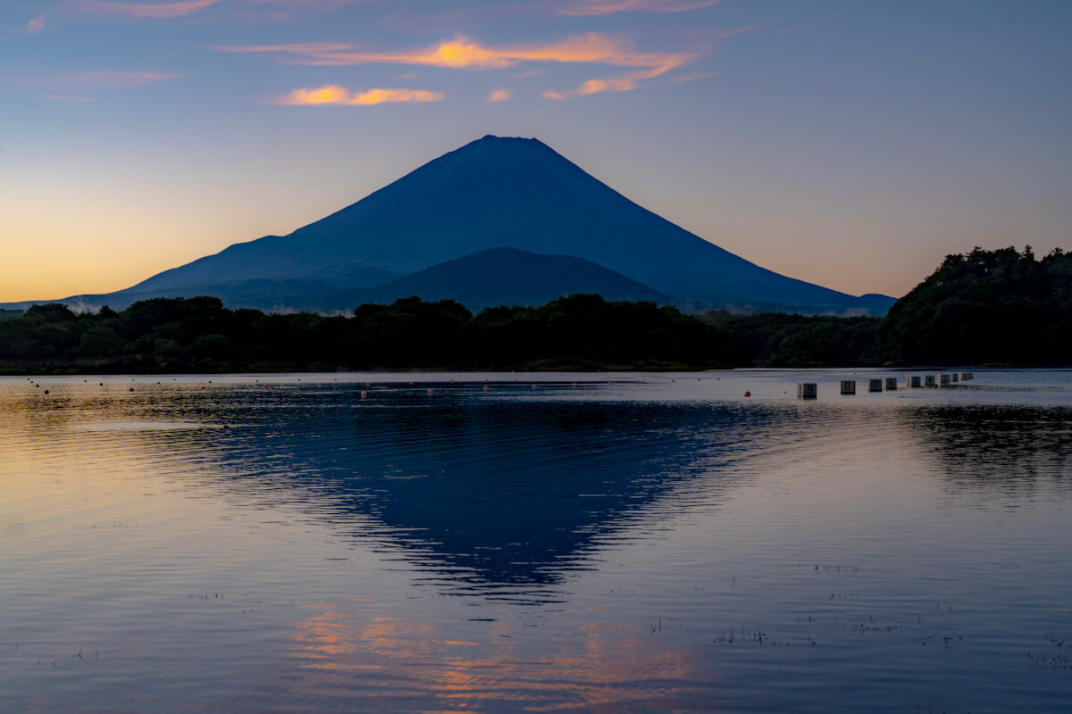 夏早朝の精進湖他手合浜の富士山