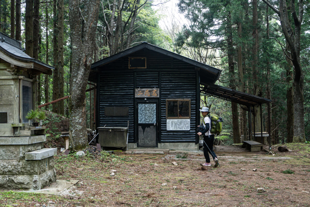 大峯奥駈道二蔵小屋行者還小屋写真1
