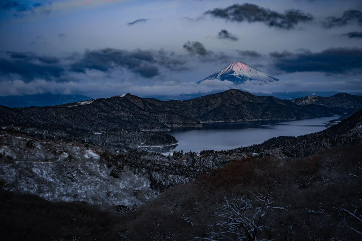 大観山の雪富士山朝写真撮影