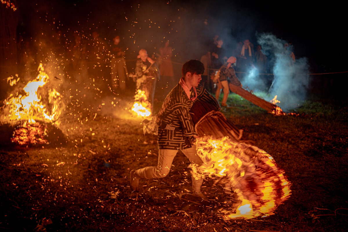 火おんどり写真撮影火祭り