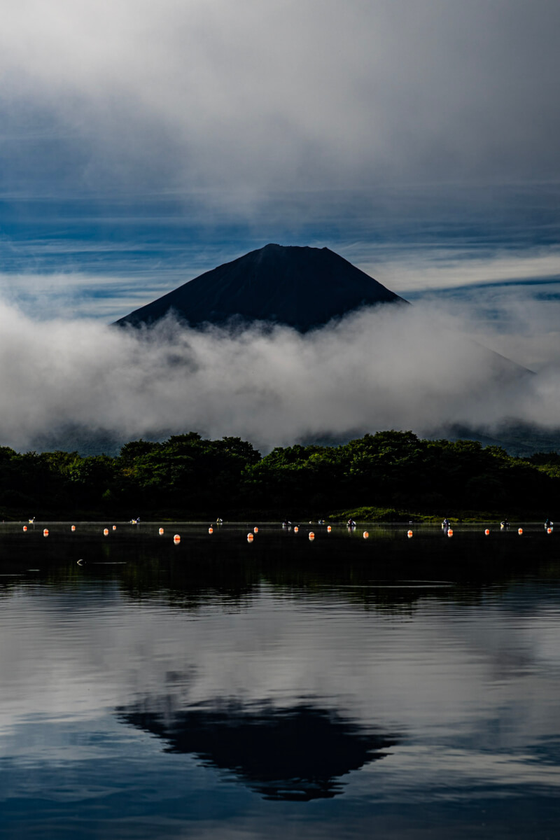 精進湖他手合浜の富士山と夏の朝霧