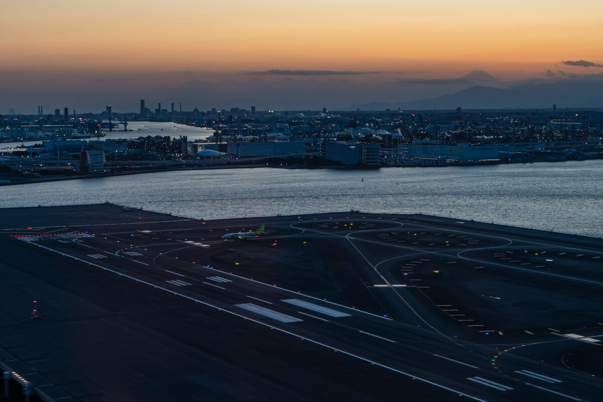 羽田空港上空からの富士山写真