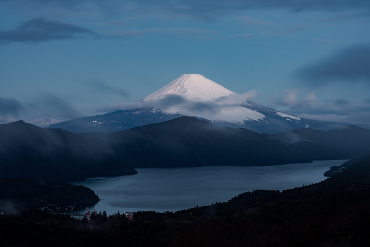 雪降り翌朝の大観山富士山芦ノ湖
