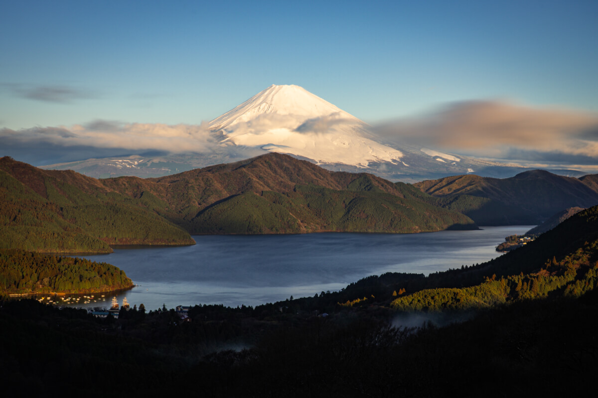 雪降り翌朝の大観山富士山芦ノ湖