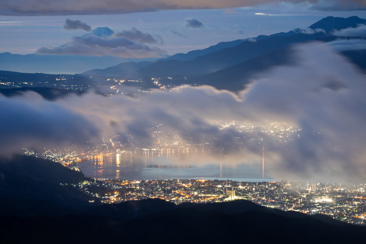 高ボッチ高原と雲海諏訪湖富士山